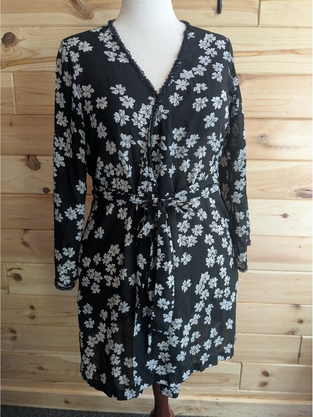 Morgan Taylor Intimates medium black/white floral sheer robe